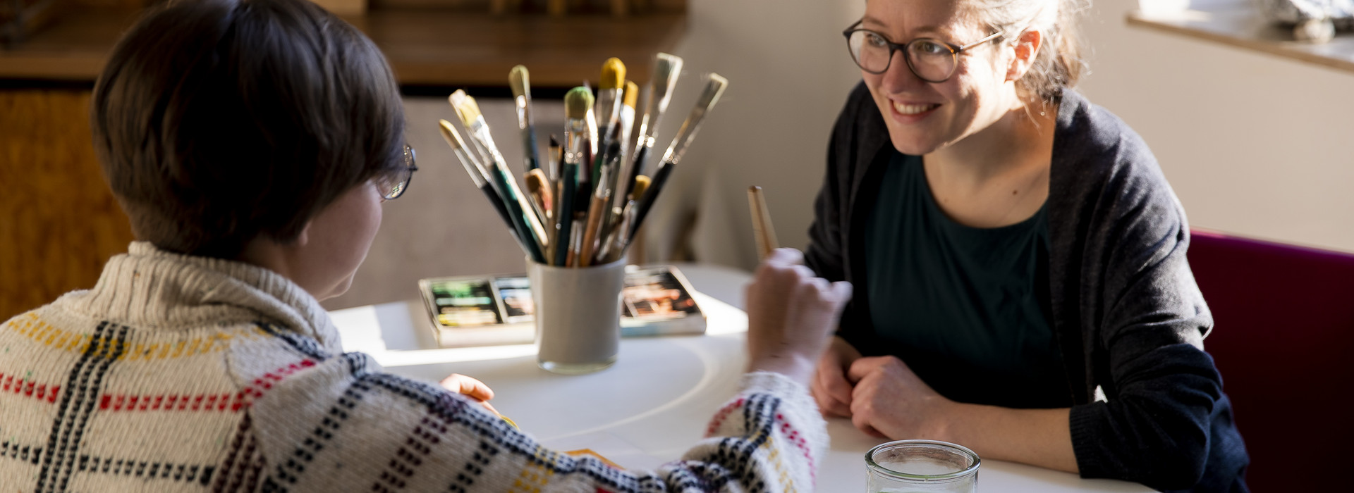 2 Frauen bei der Kunsttherapie