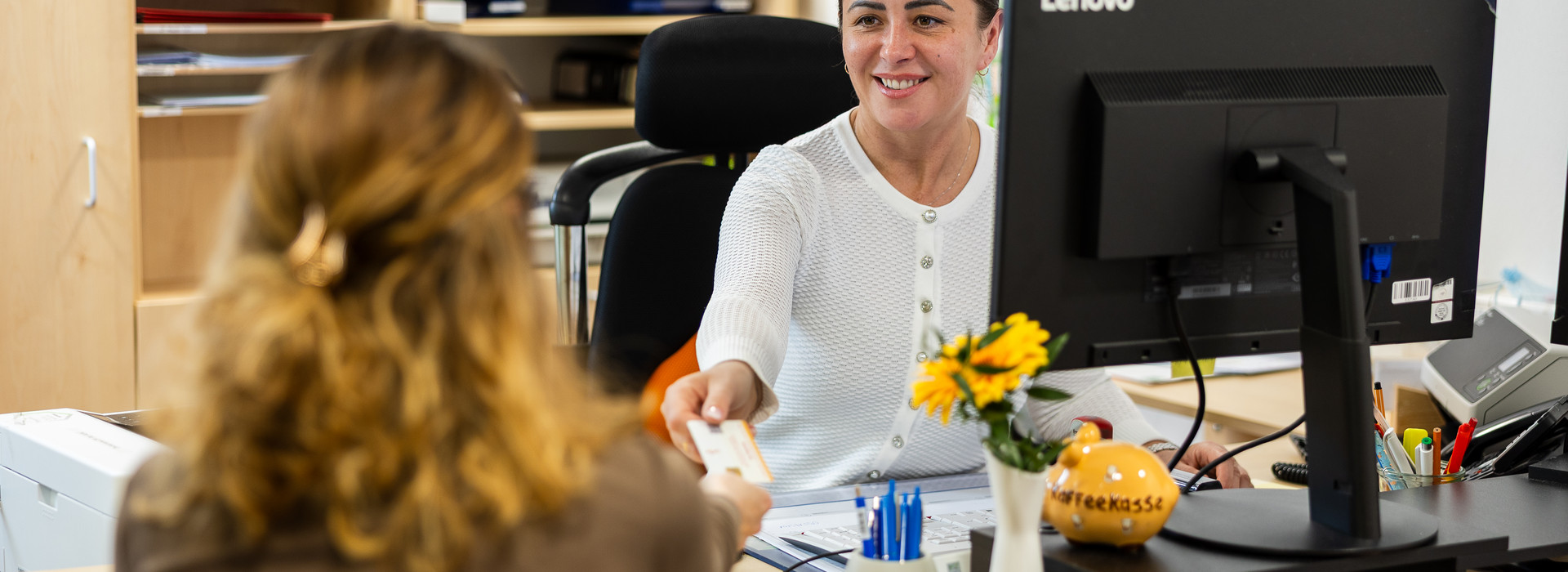Eine Frau am PC, eine Frau gegenüber