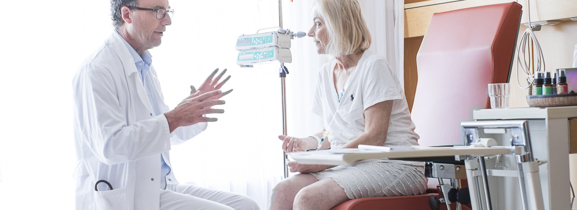 Arzt spricht mit Patientin